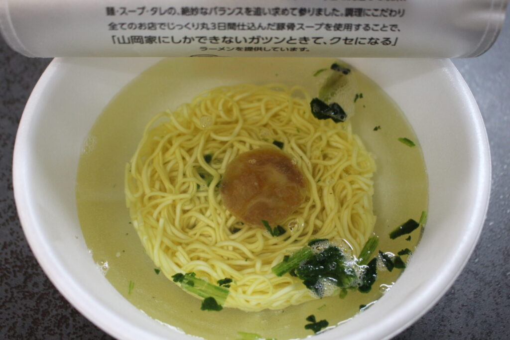 山岡家　カップ麺　お湯投入